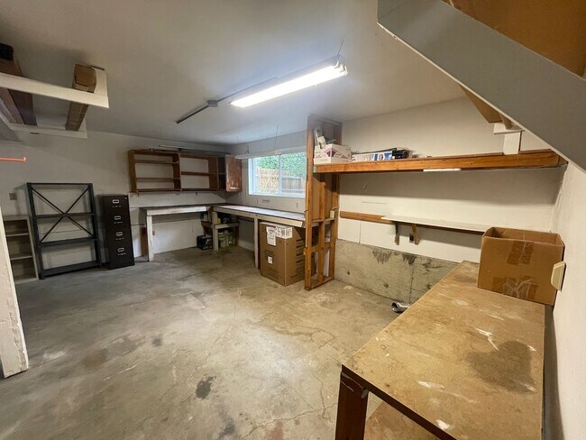 Building Photo - 1017 N Viewmont Dr