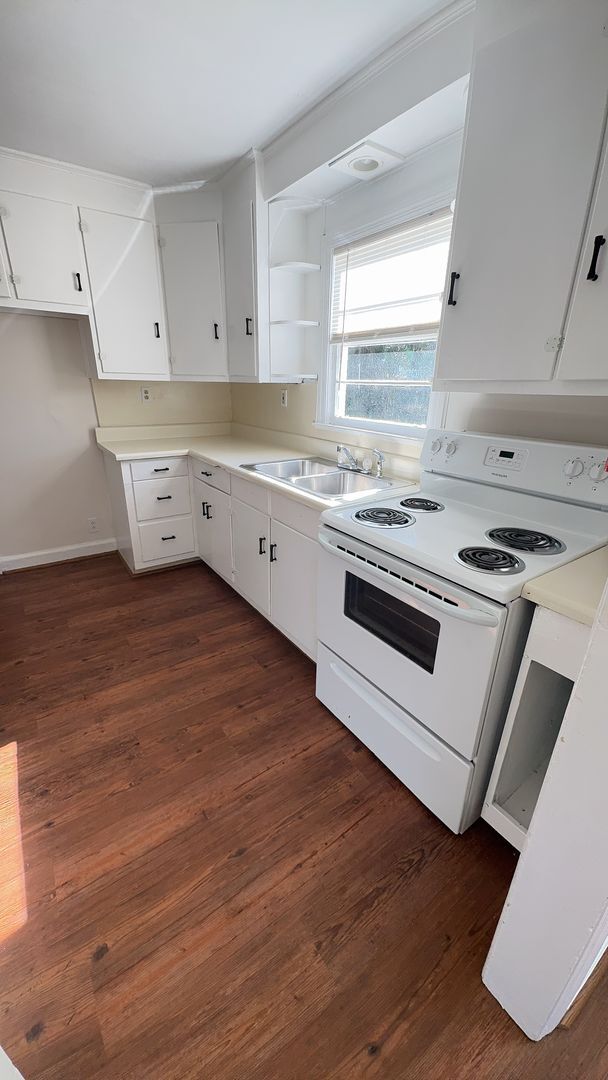 Building Photo - 401 Sheppard St