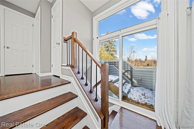 Building Photo - 556 Bloomfield Ct