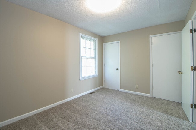 Building Photo - 812 Golf View Pl