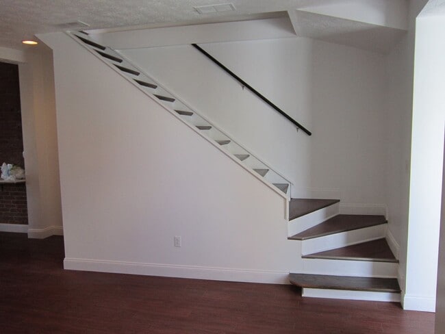 Building Photo - Beautiful 3 bed, 1 bath luxury apartment South Side Flats