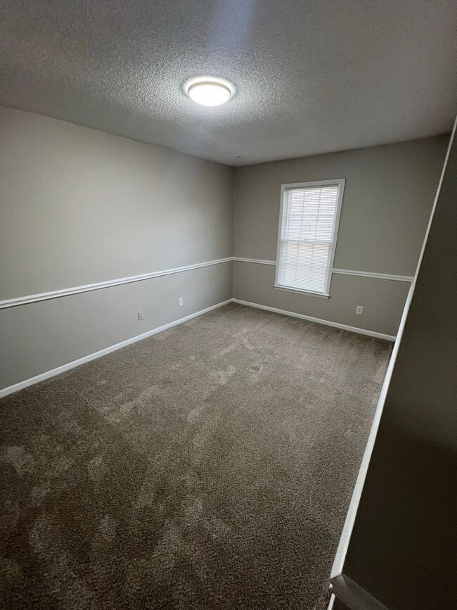 Building Photo - COMING SOON!!! 3 bed 1.5 bath TOWNHOME!!