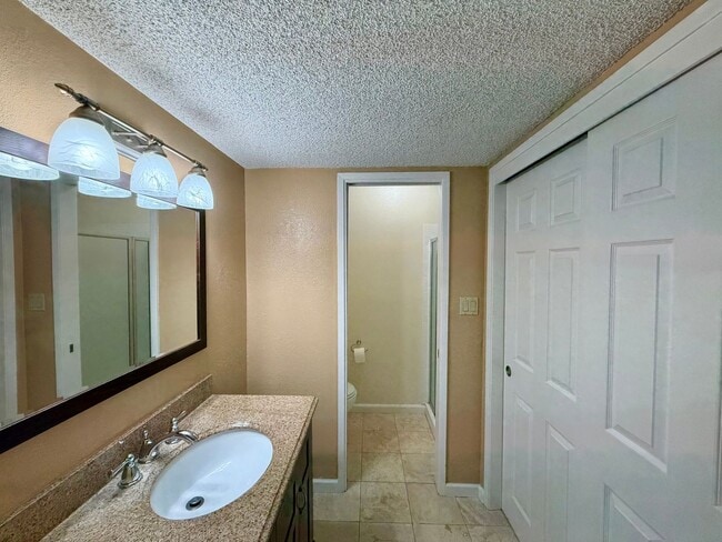 Building Photo - 50% OFF 1st Months Rent !!! 3 Bedroom, 2 1...