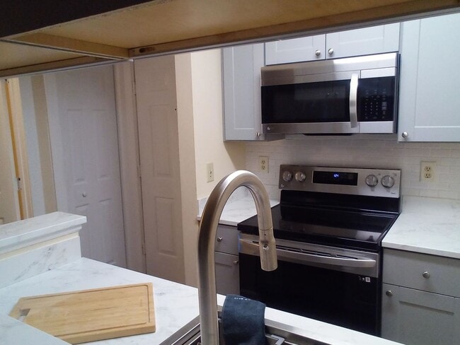 Building Photo - 4711 Cobblestone Drive, Unit E1