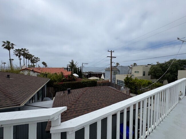Building Photo - Charming Meets Modern – Renovated 2 Bed / ...