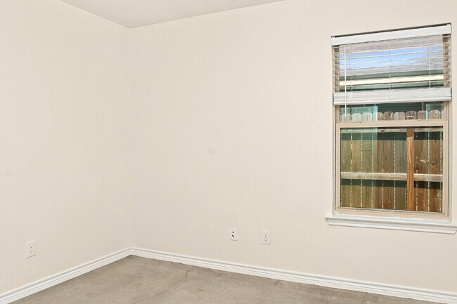 Building Photo - "Spacious 3-Bedroom Duplex with Granite Elegance in Prime Killeen Location!"