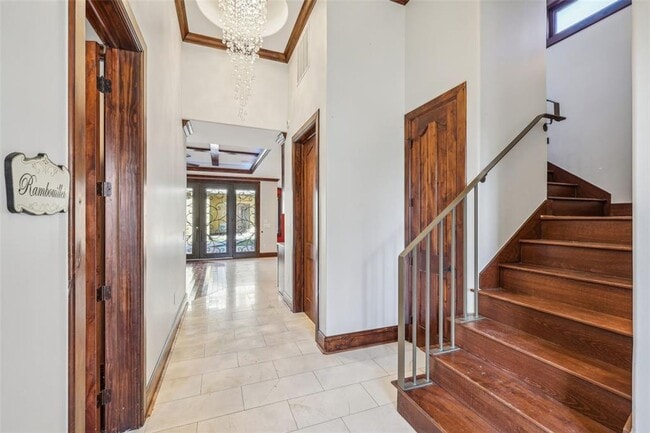 Building Photo - Unique 5 Bedroom Mini-Mansion