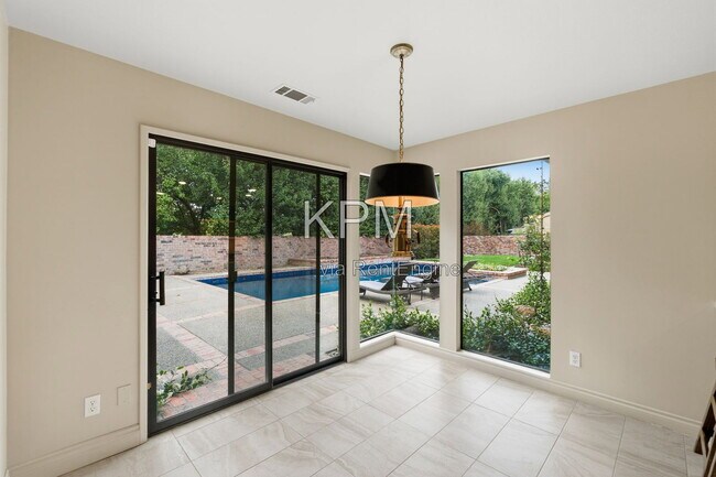 Building Photo - 3342 Cove Cir