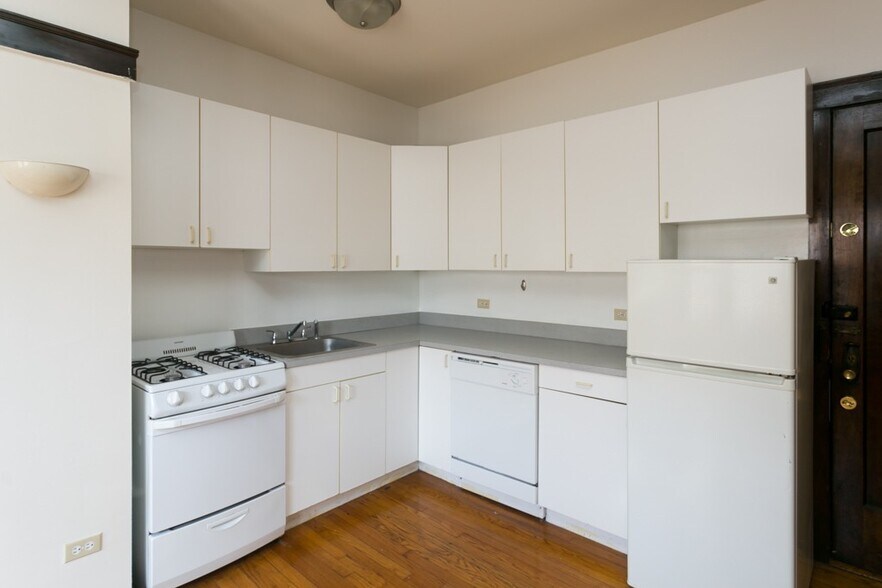 Building Photo - 821 W Waveland Ave