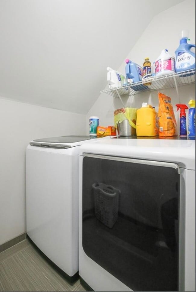 Building Photo - 9 Gulliver Ave