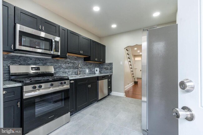 Building Photo - 2102 S Opal St