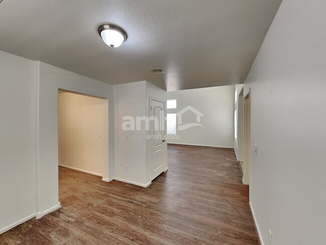 Building Photo - 466 E Penny Ln