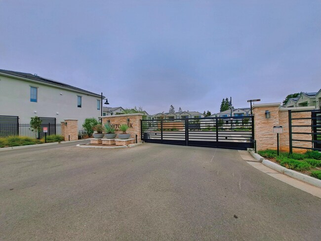 Building Photo - Experience Comfort and Style in This Venet...