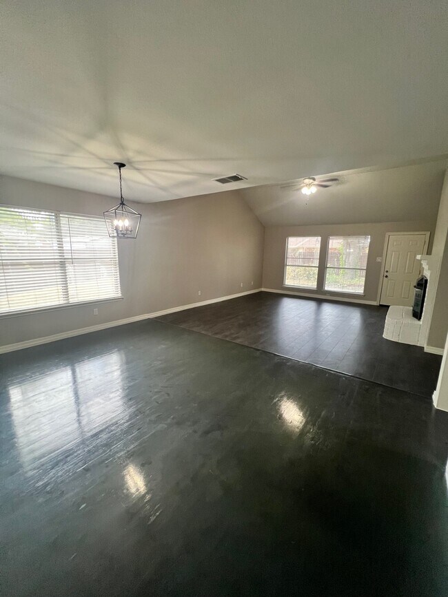 Building Photo - 2213 Ridgewood Dr