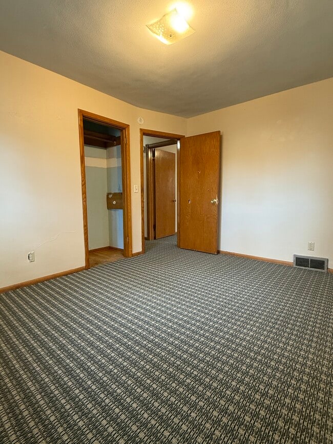 Building Photo - 2021 Veterans Dr