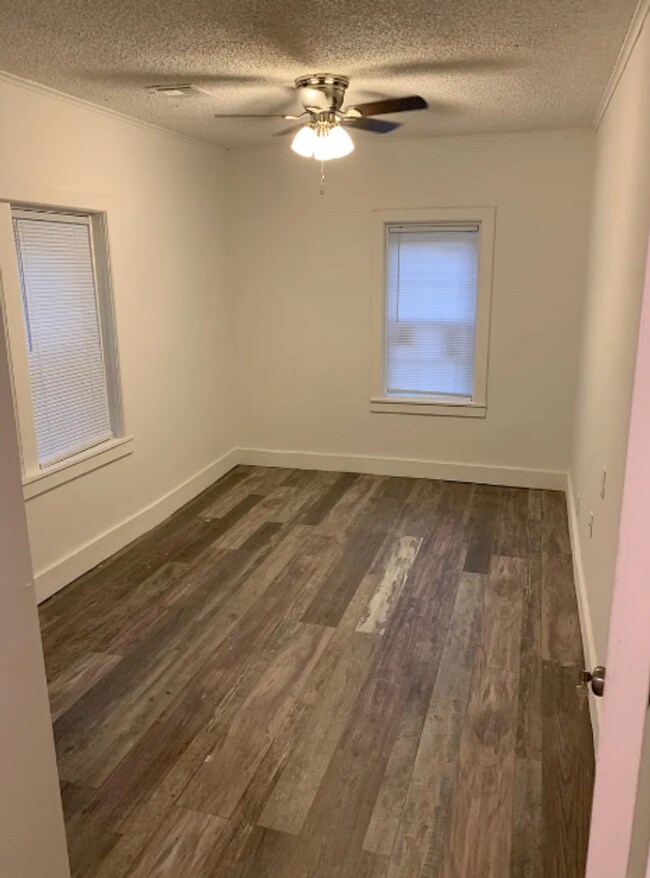 Building Photo - Beautifully Redone 2 Bedroom House! Available for a 5/1 Move In!!! *Updated Photos to Come*