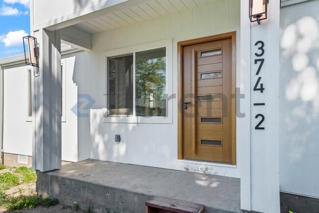 Building Photo - 374 S 21st St