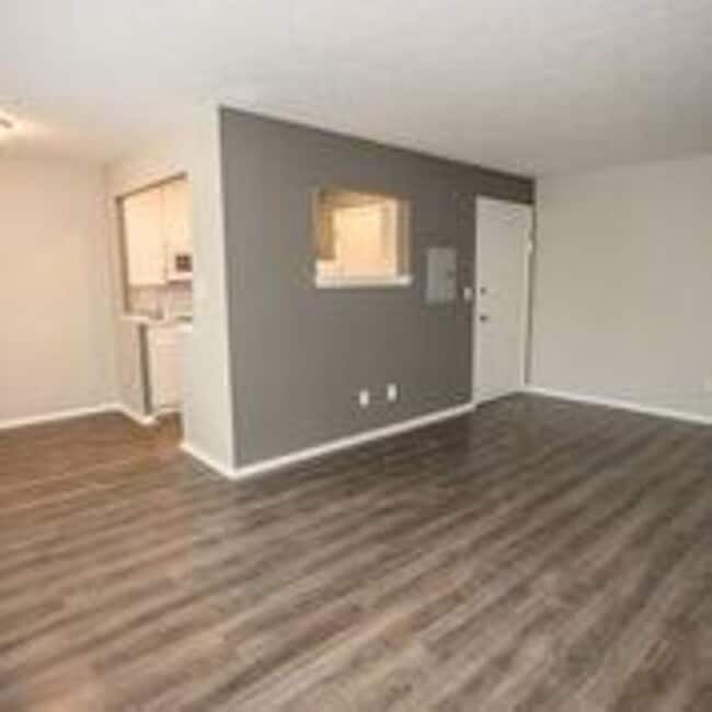 Building Photo - 1 Bed/ 1 Bath Renovated Apartment in Brook Park Ohio