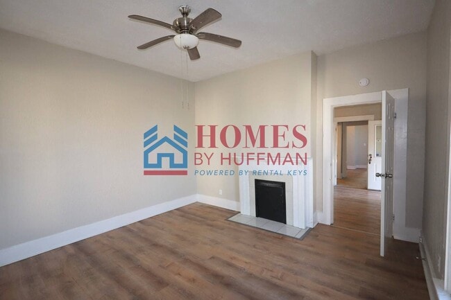 Building Photo - Two Bedroom House | Garage