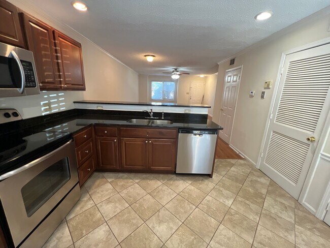 Building Photo - 2 Bed 2 Bath Condo