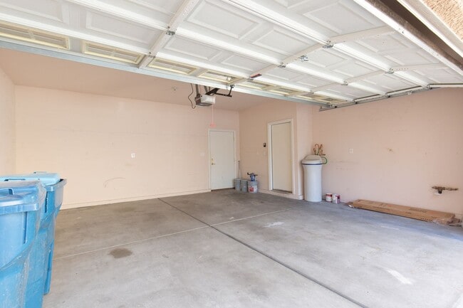 Building Photo - HUGE 5 BEDROOM, 3 BATH 2 STORY HOME IN GATED COMMUNITY NEAR SOUTHERN HIGHLANDS
