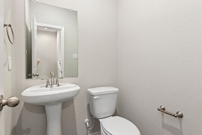 Building Photo - Move-In Ready Luxury Duplex in Converse!
