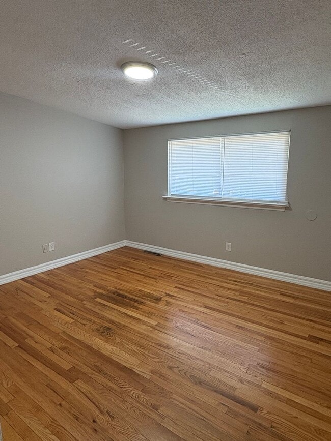 Building Photo - Spacious 2bedroom Townhome