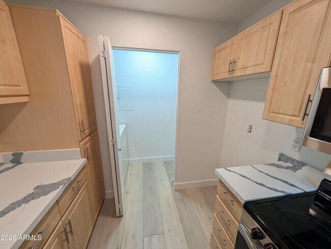 Building Photo - 1880 E Morten Ave