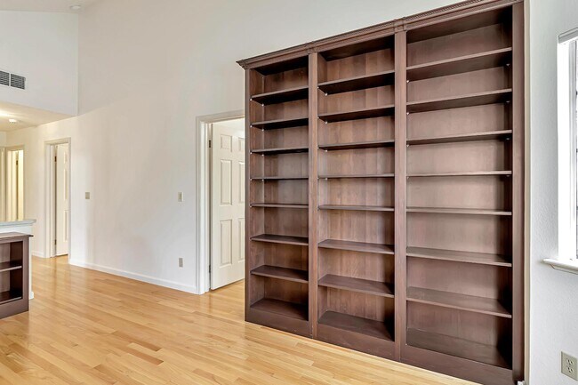 Building Photo - 302 Tadley Ct