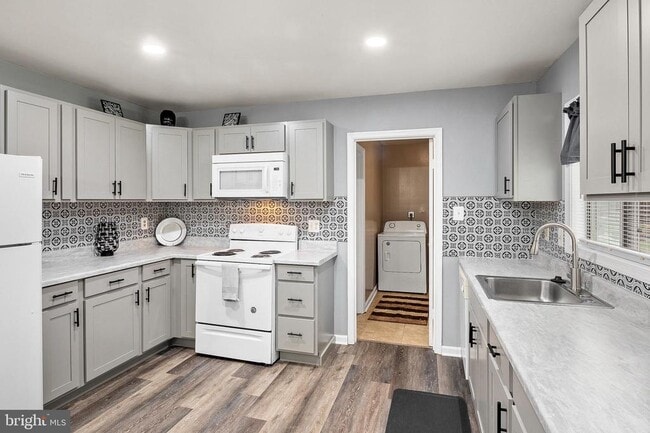 Building Photo - 9700 Cedarhollow Ln