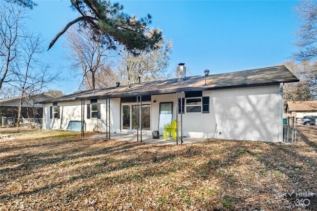 Building Photo - 2806 W Highland Dr