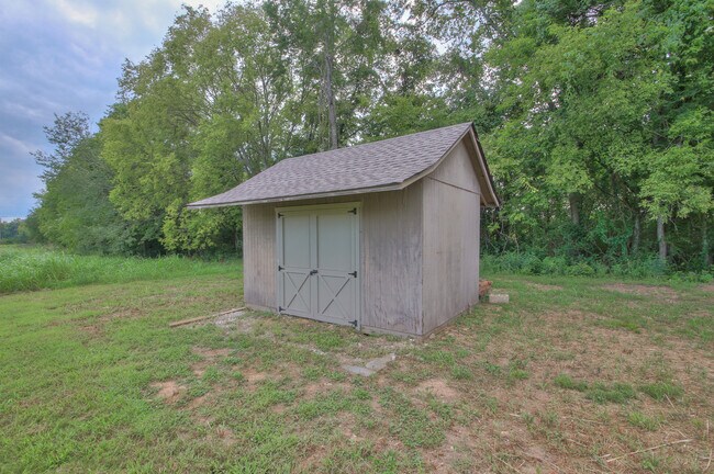 Building Photo - 4335 N Chapel Rd