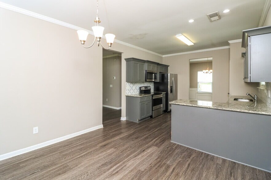 Building Photo - 646 Fieldcrest Dr