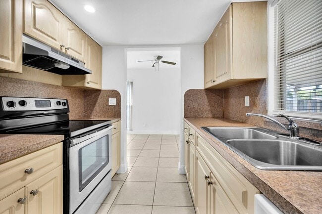 Building Photo - Beautiful Renovated 3/1