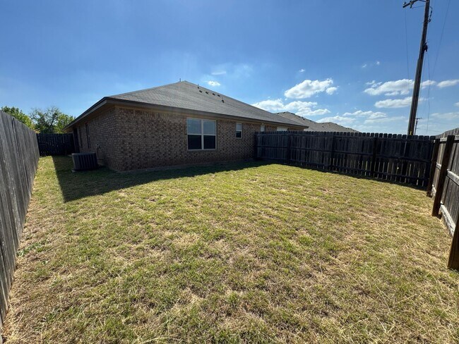 Building Photo - 506 Sladecek Dr