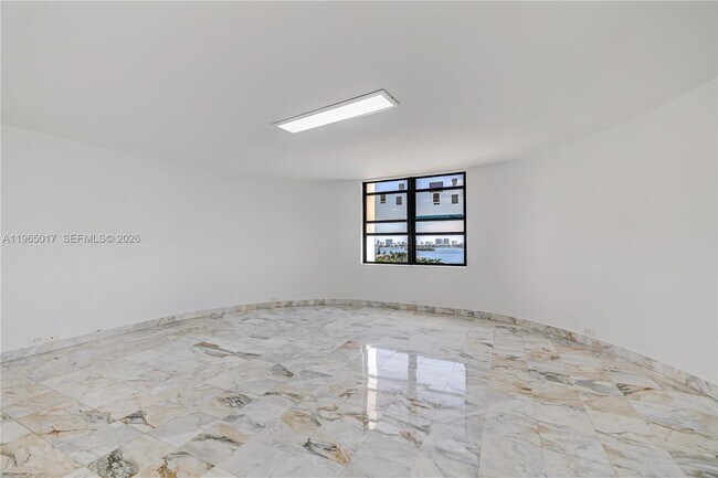 Building Photo - 1800 NE 114th St