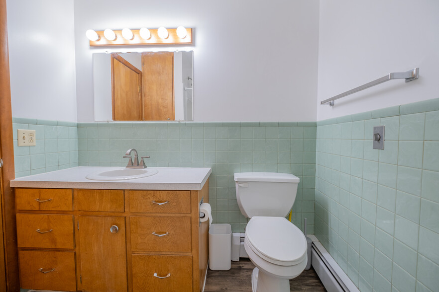 Upper Unit Private Bathroom - 415 12th Ave E