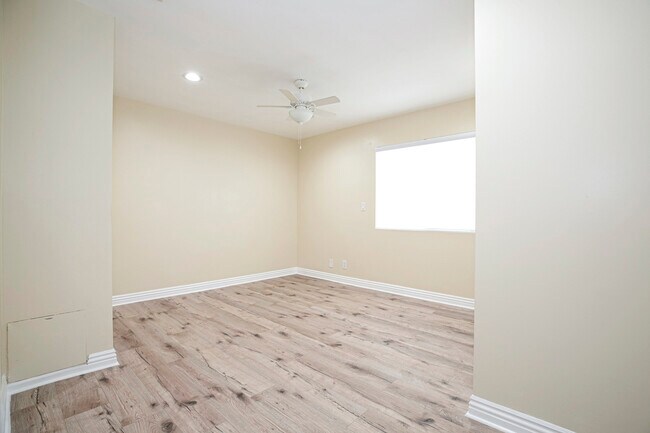 Building Photo - 10955 Burnet Ave