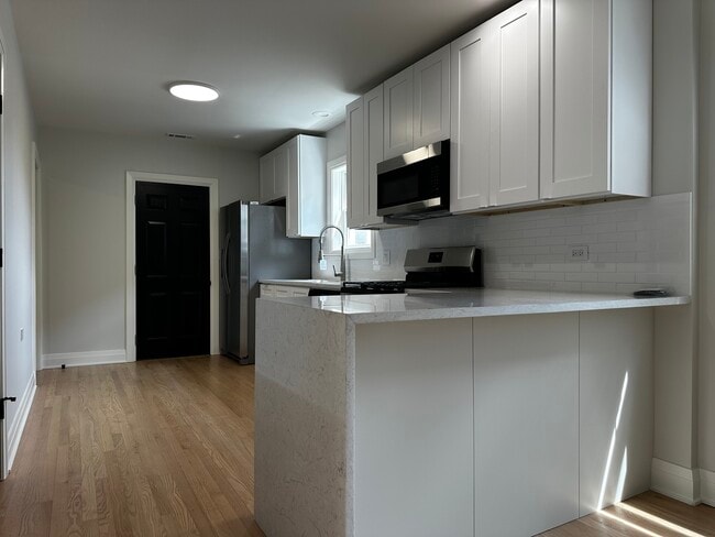 Building Photo - 869 N Hermitage Ave