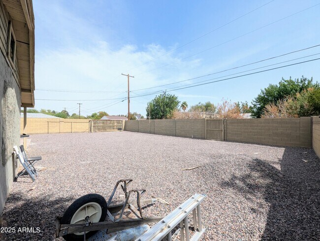 Building Photo - 2443 E Earll Dr