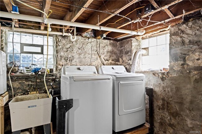 Building Photo - 95 Russell St