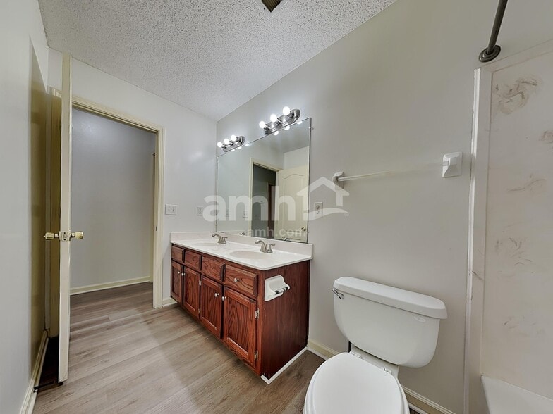 Building Photo - 6377 Braybourne Main