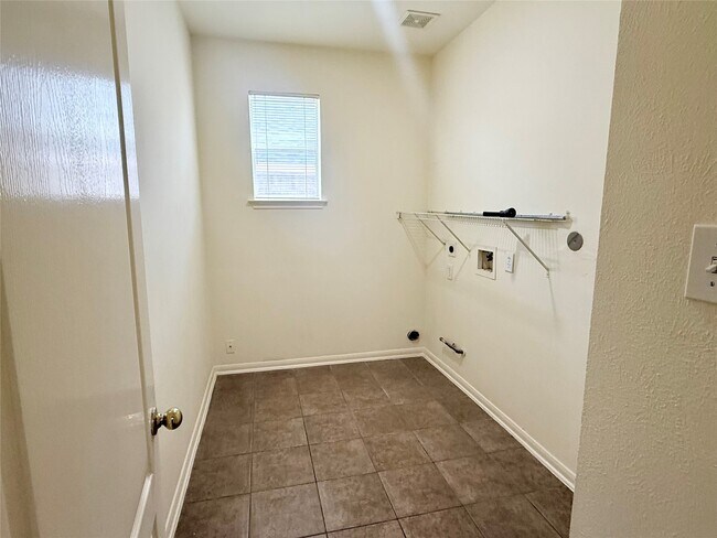 Building Photo - 6530 Signal Point Ln