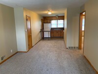 Building Photo - 2 BDRM 1 Bath in 4plex -