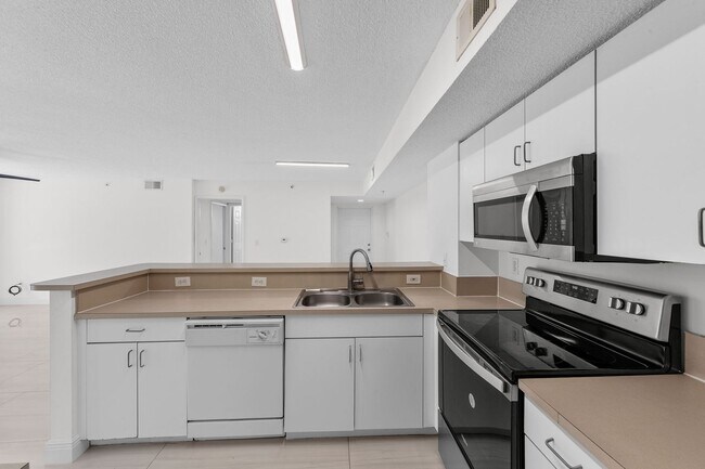 Building Photo - ANNUAL UNFURNISHED 2/2 IN NAPLES!!
