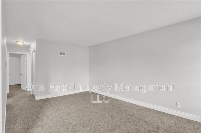 Building Photo - 2000 Chateau Dr