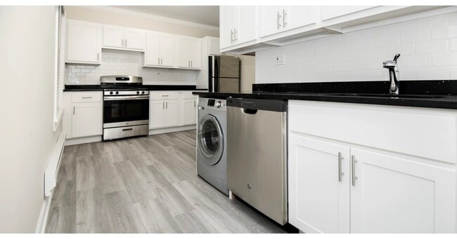 Building Photo - 837.5 W Cornelia Ave