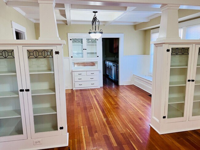 Building Photo - Craftsman Beauty Tucked into Mt.Scott-Arleta