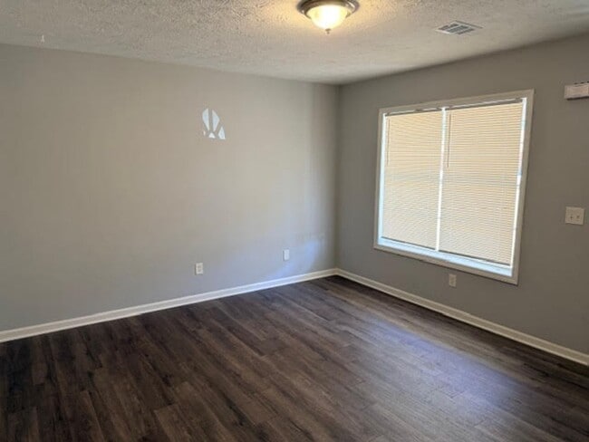 Building Photo - Newly Updated Duplex Unit in Riverdale