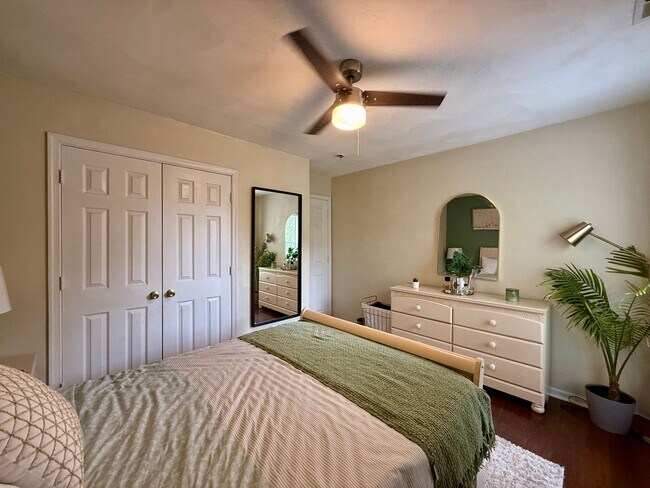 Building Photo - Beutifully updated 4 bed 2.5 bath home with large yard!